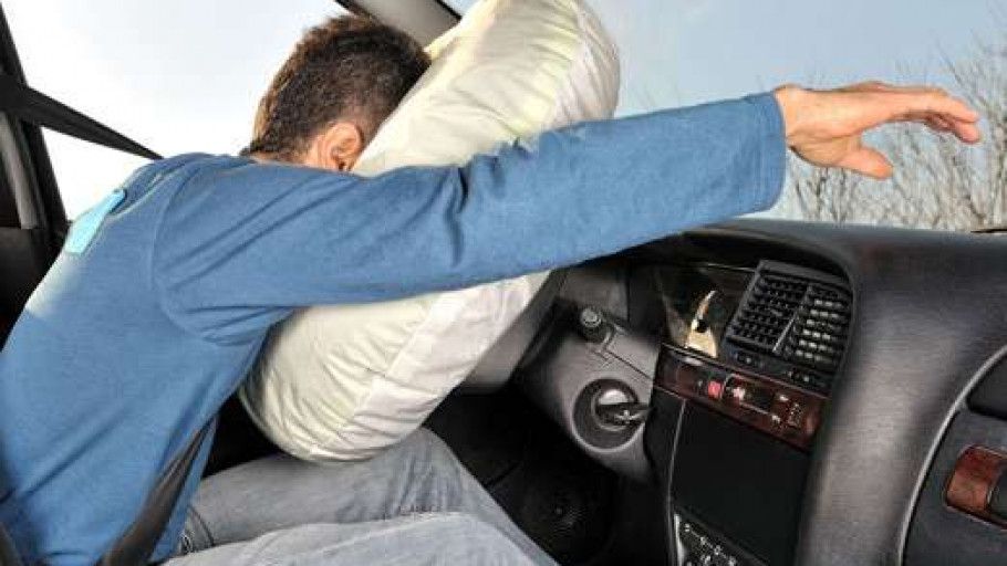 Fungsi airbag ketika terjadi insiden kecelakaan mobil