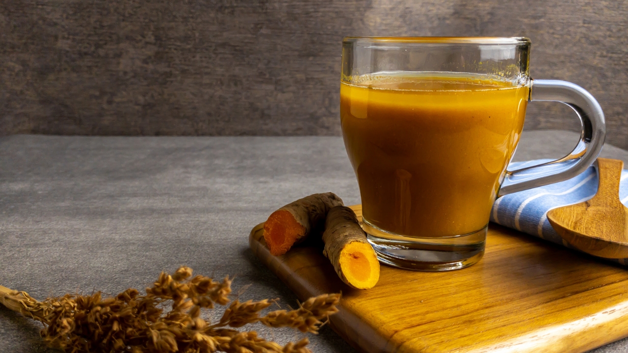 Jamu sebagai obat tradisional warisan Nusantara.