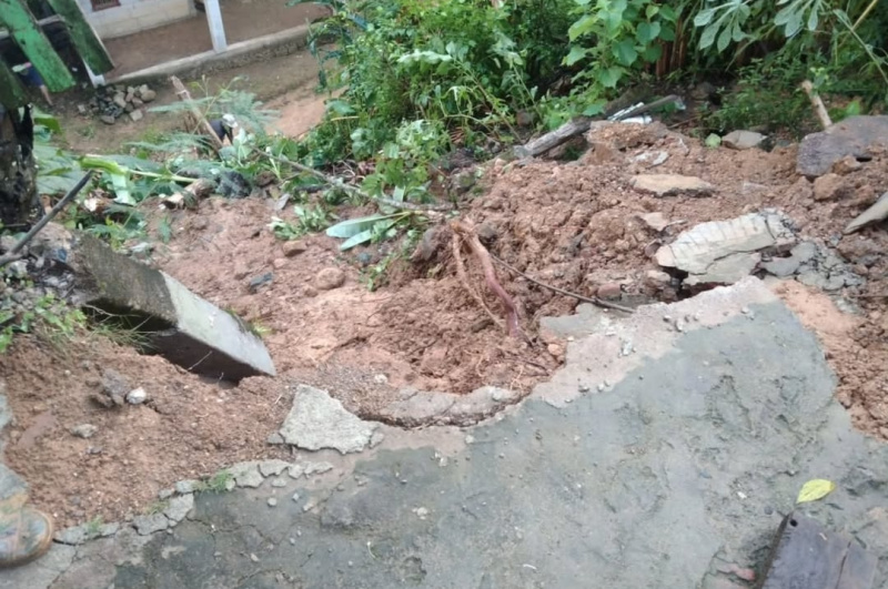 Bencana tanah longsor di Kecamatan Panggul yang ancam rumah warga