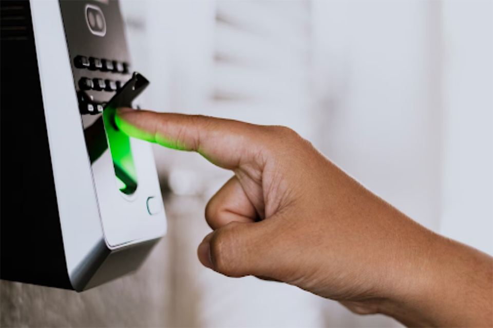 Biometrik cepat dan praktis, tapi apa risikonya jika data wajah dan sidik jari bocor?
