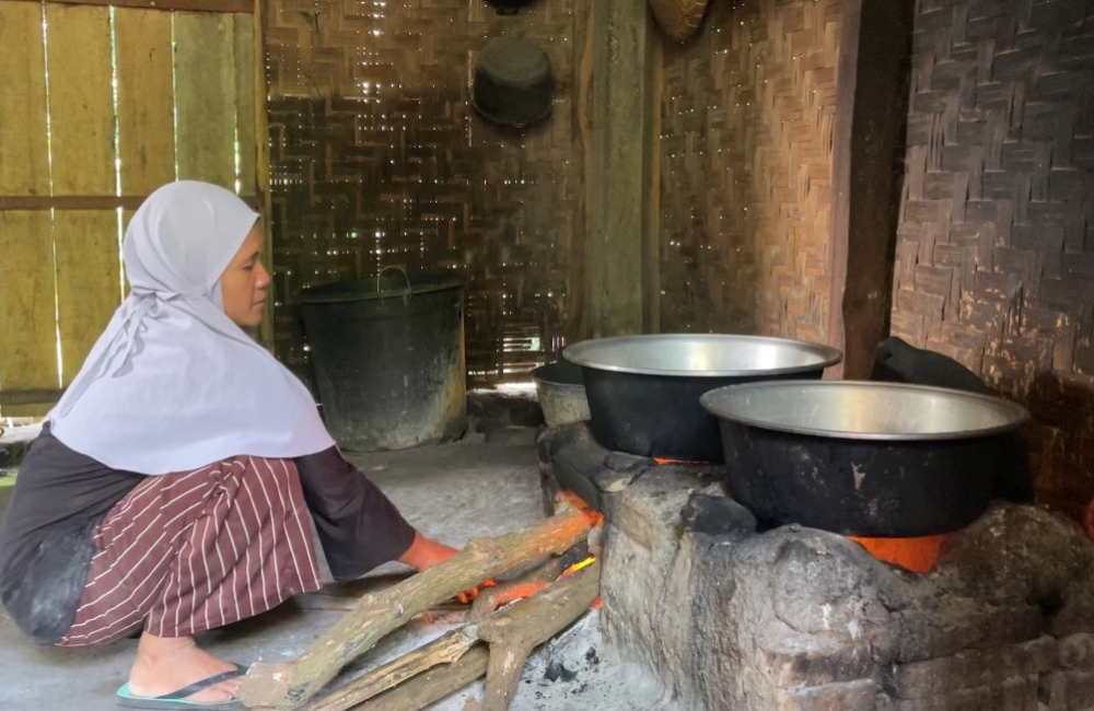 Ibu Silaturrahmi mengolah singkong menjadi tape singkong.