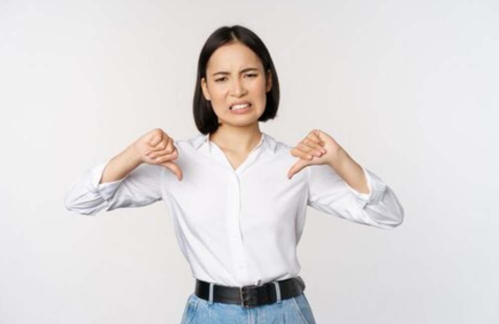 Trauma masa kecil seperti kekerasan fisik, emosional, atau penyalahgunaan seksual dapat merusak persepsi seseorang terhadap dunia, sehingga membentuk keyakinan yang tidak realistis atau salah.