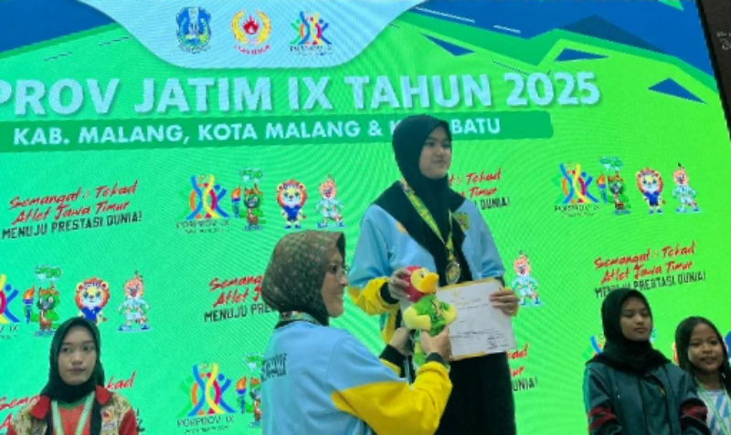 Prosesi pengalungan medali emas pada atlet catur Trenggalek pada ajang Porprov Jatim