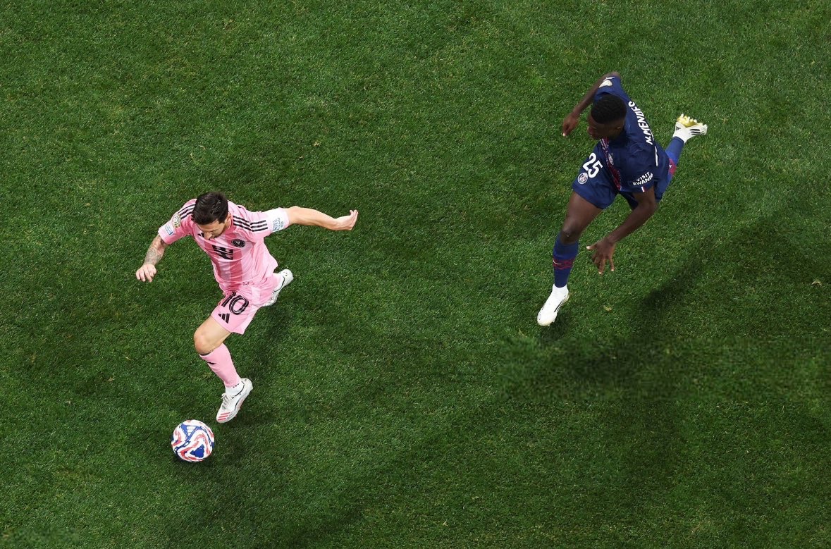 Nuno Mendes berusaha menghentikan Lionel Messi saat Inter Miami menghadapi PSG.
