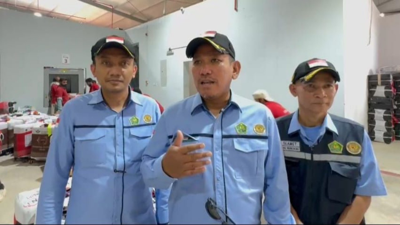 Kepala Daerah Kerja (Kadaker) Madinah, M Luthfi Makki usai meninjau pemeriksaan koper jemaah haji di Madinah. (KEMENAG)