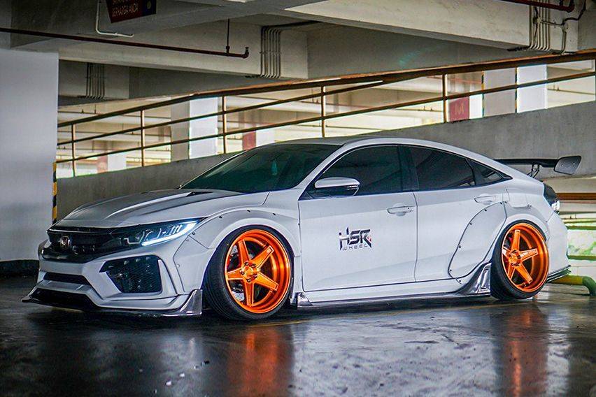 Honda civic type R yang dimodifikasi dengan white body lebar