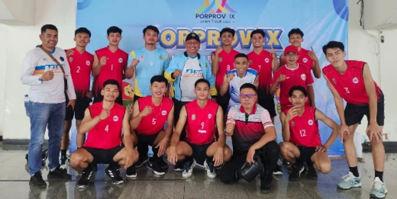 Atlet voli Trenggalek dan official foto bersama setelah memastikan lolos ke 8 besar