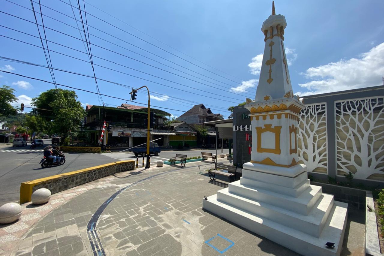 Bangunan mirip Tugu Jogja berdiri di sudut simpang tiga Loji, Kecamatan Panggul. (DR PERDANA/RADAR TRENGGALEK)