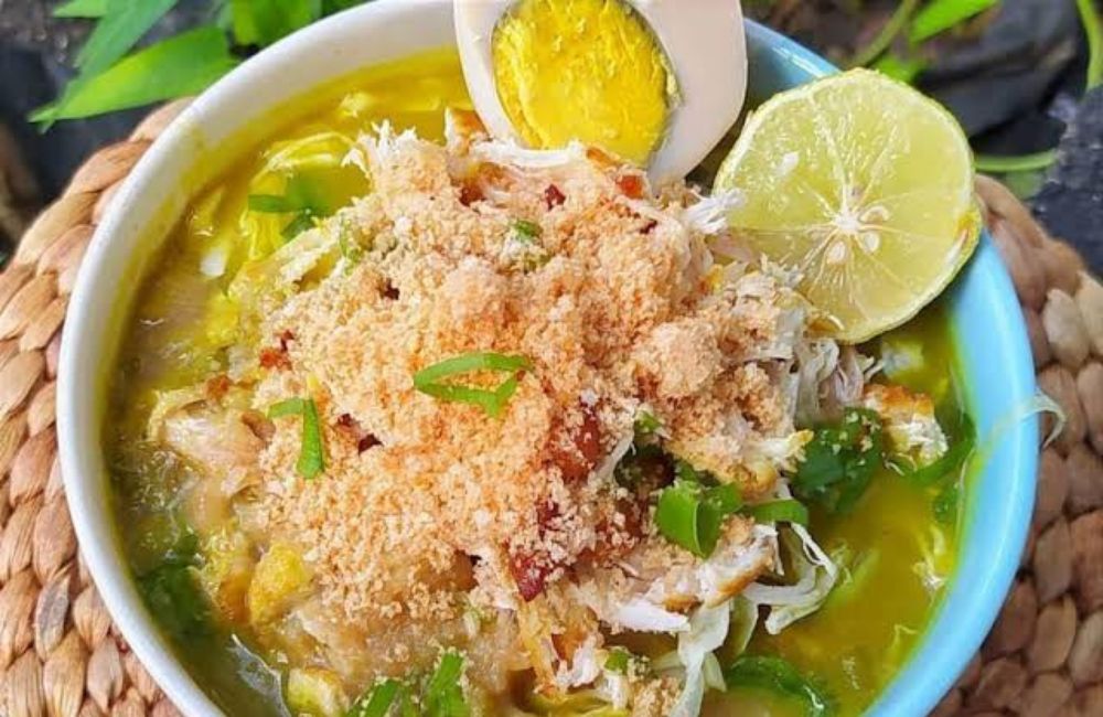 Soto Ayam Lamongan adalah salah satu jenis soto khas Indonesia yang terkenal dengan kuah bening dan rasa gurihnya.