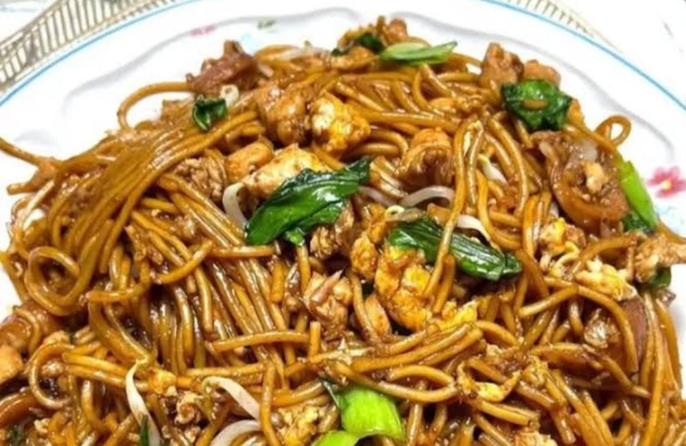 Rasanya yang gurih dan pedas membuat mie goreng ini sangat populer.