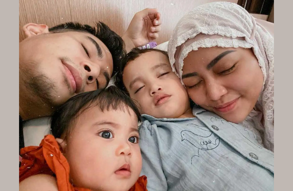 Meskipun sudah berpisah pada 2021, hubungan antara Niko Al Hakim (Okin) dan Rachel Vennya masih menunjukkan kehangatan yang menginspirasi.