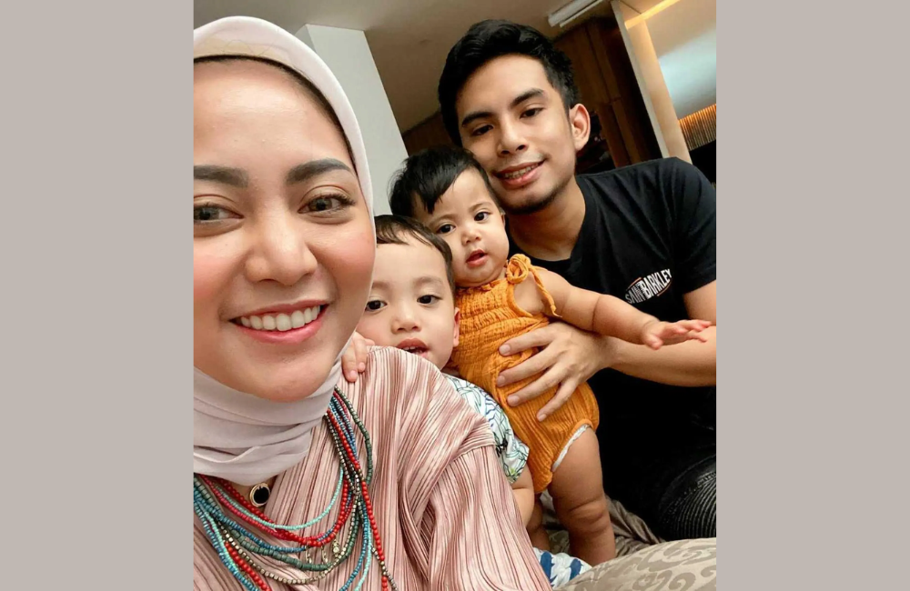 Okin juga menyatakan bahwa meskipun mereka sudah berpisah, hubungan mereka tetap membawa energi positif.