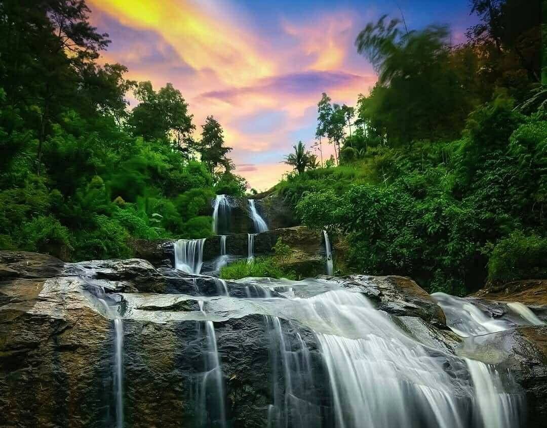 Air Terjun Songgolangit di Desa Jombok, Kecamatan Pule, Trenggalek yang bertingkat. (FACEBOOK GALERI PESONA ALAM INDONESIA)