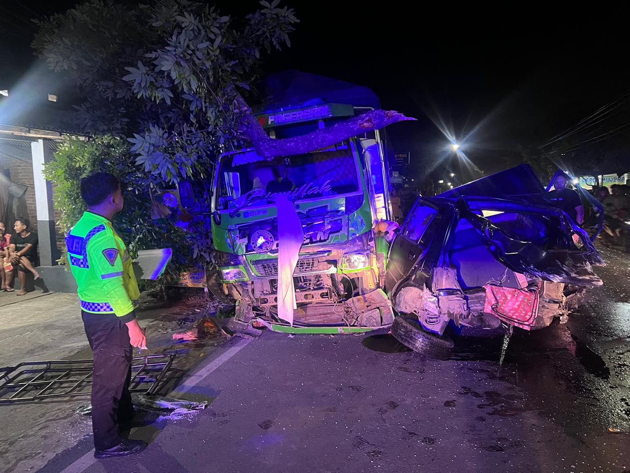 Tabrakan beruntun di Jalan Trenggalek-Ponorogo sebabkan tiga rumah warga rusak.