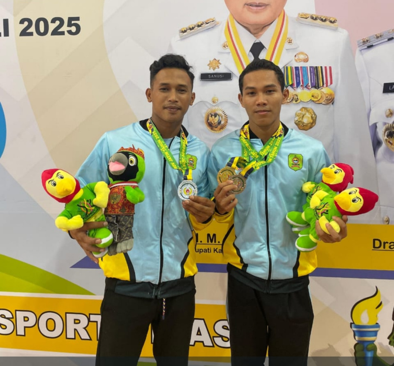Dipa (kanan) dan Romi dua atlet senam peraih medali bagi Trenggalek