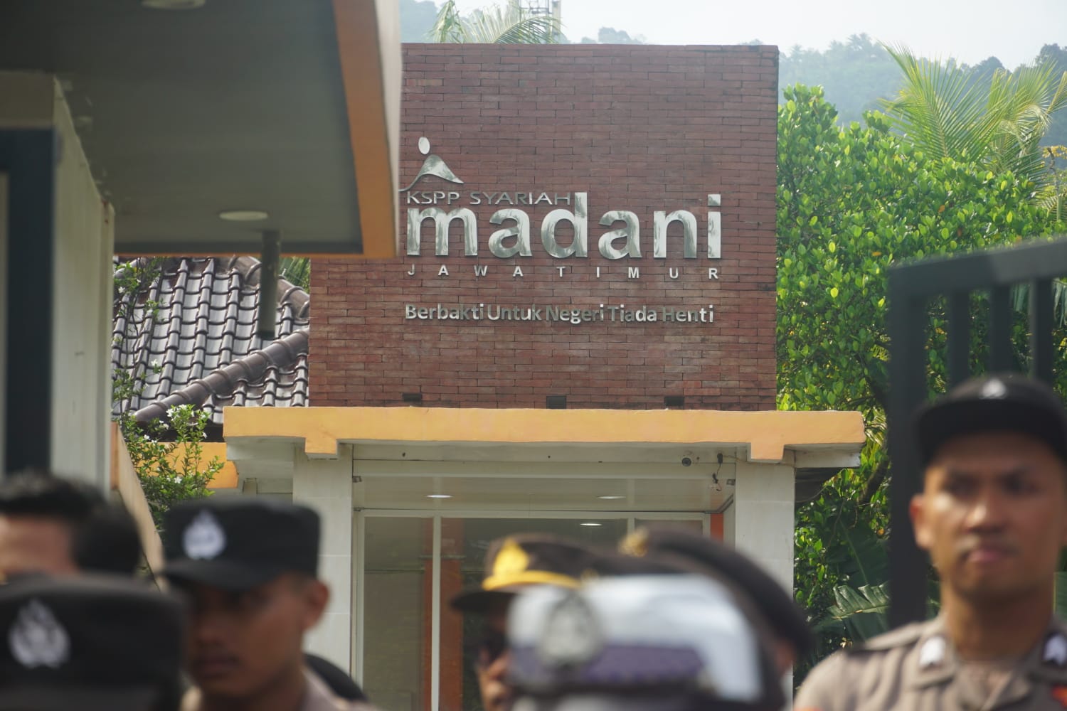 Kantor pusat KSPP Syariah Madani di Desa Tasikmadu, Kecamatan Watulimo, Trenggalek. (DR PERDANA/RADAR TRENGGALEK)