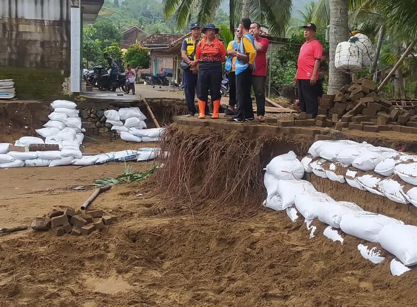 Tim gabungan melakukan survei dampak bencana alam di Munjungan Trenggalek.