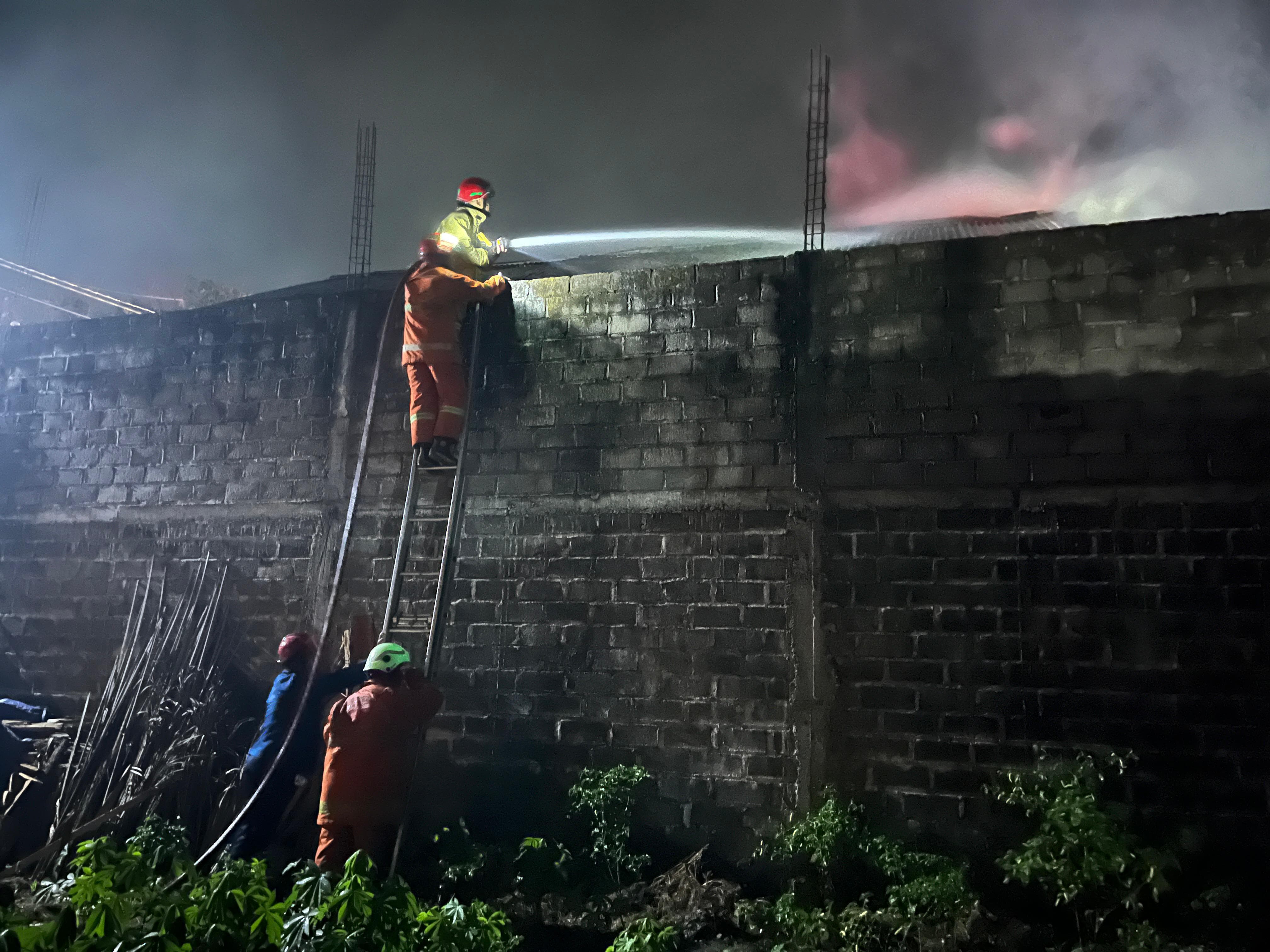 Lokasi penggilingan padi di Trenggalek mengalami kebakaran.