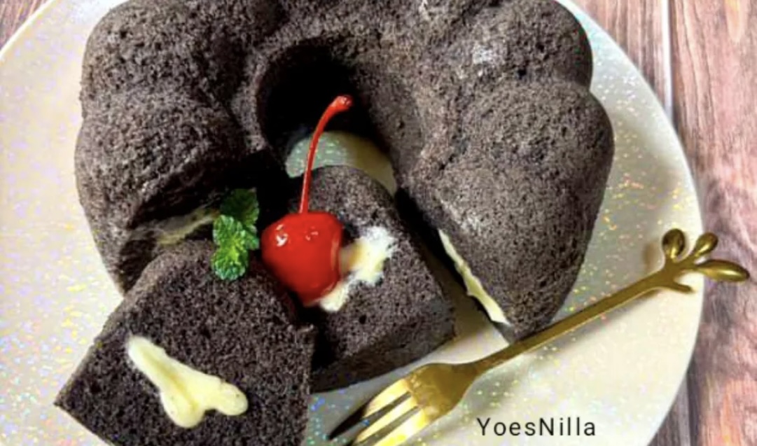Kelezatan bolu ketan hitam keju lumer terletak pada tekstur ketan hitam yang sedikit kenyal dan lembut, serta keju yang leleh di tengah-tengah bolu.