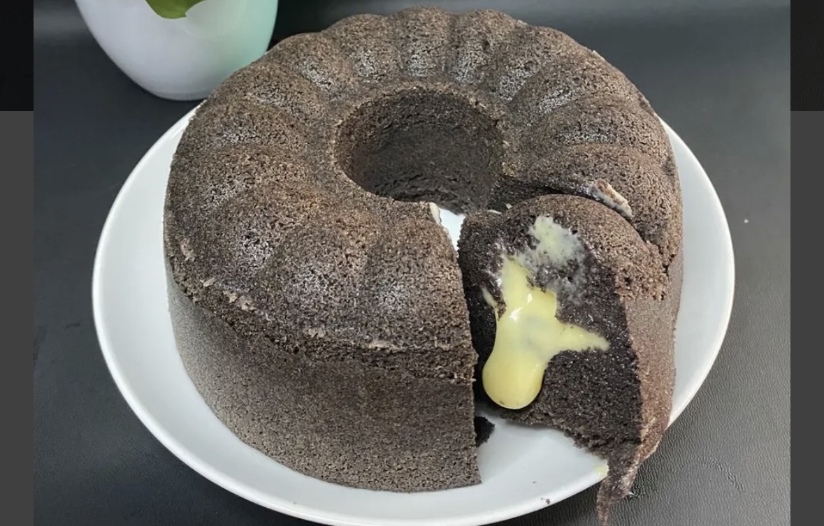 Dengan rasa yang manis dan gurih, bolu ketan hitam keju lumer ini dipastikan akan memanjakan selera setiap orang yang mencobanya.