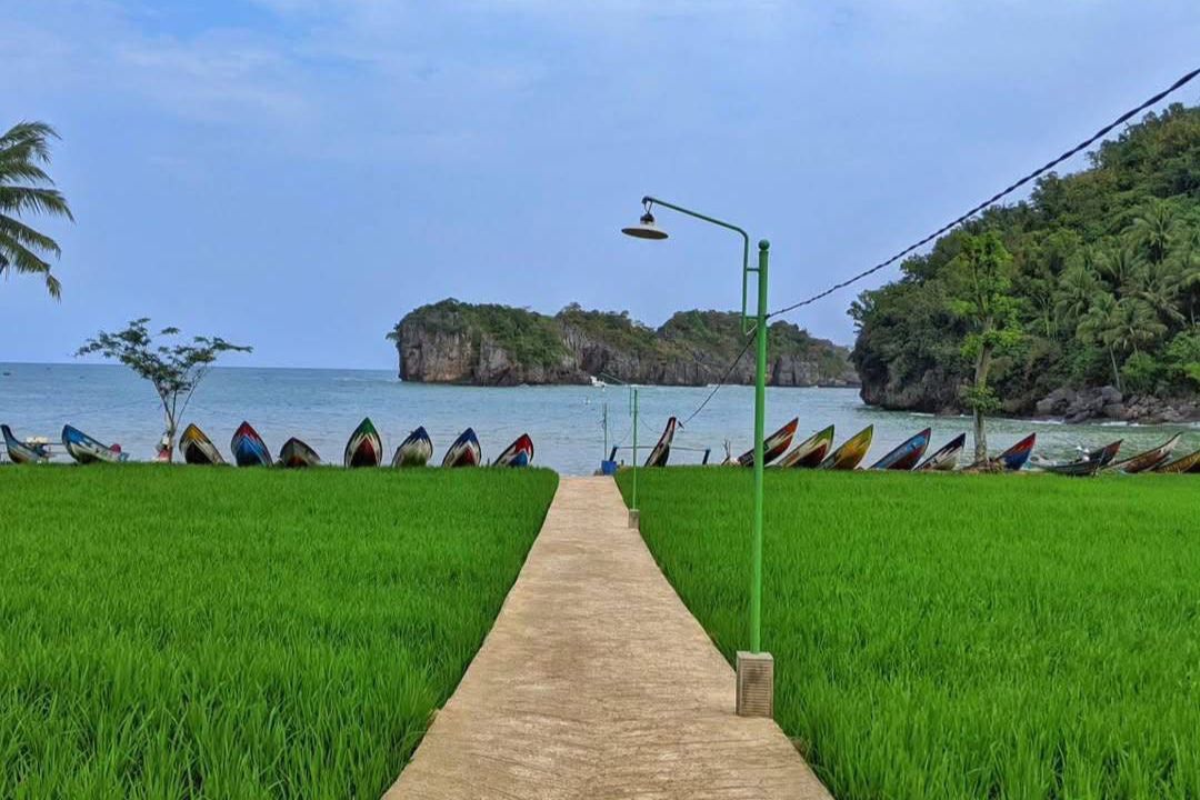 Pantai Kuyon di Dusun Nglumpang, Desa Nglebeng, Kecamatan Panggul yang menawarkan keindahan pantai dengan paduan persawahan. (FACEBOOK LITAMO MO)