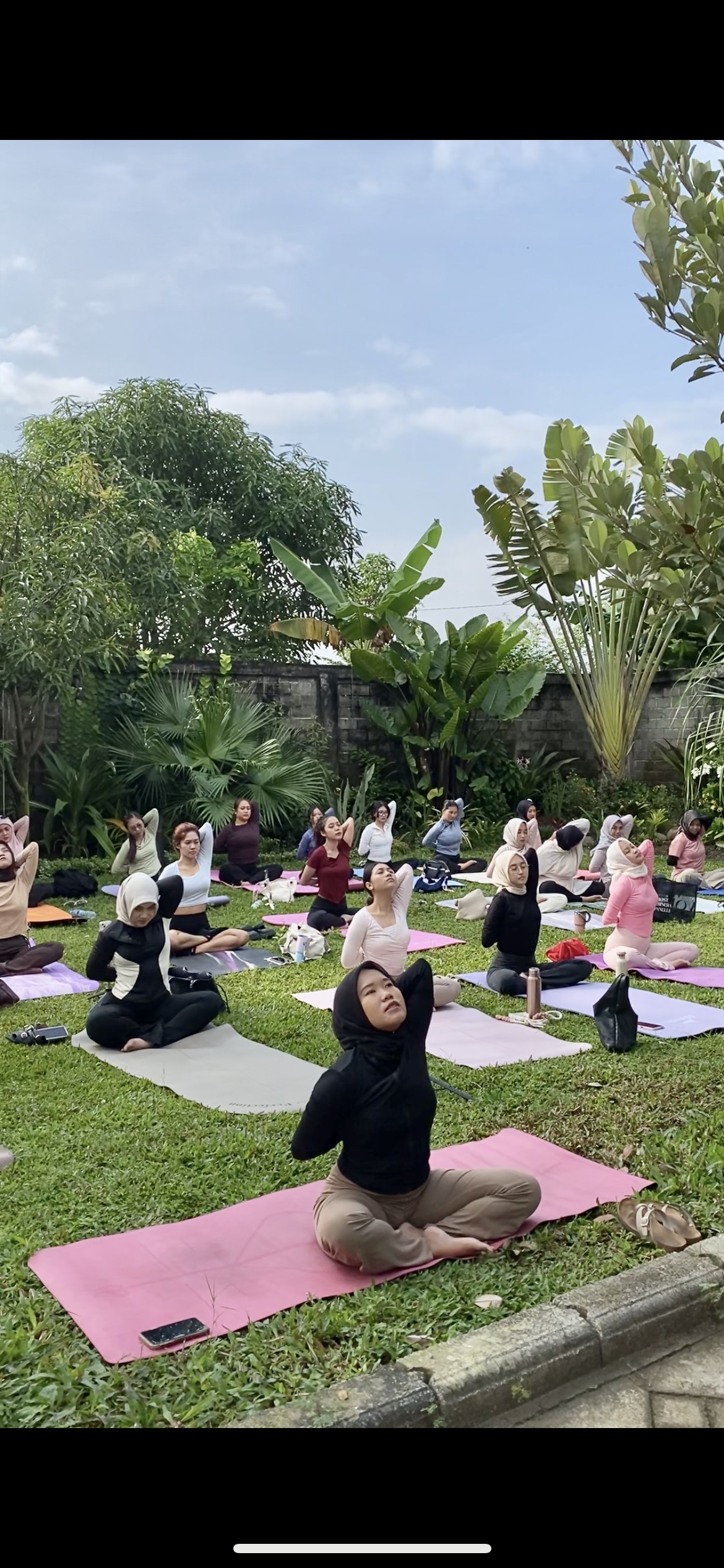 Tampak ibu-ibu muda Trenggalek fokus jalani olahraga yoga yang lagi menjadi tren dikalangan masyarakat Trenggalek