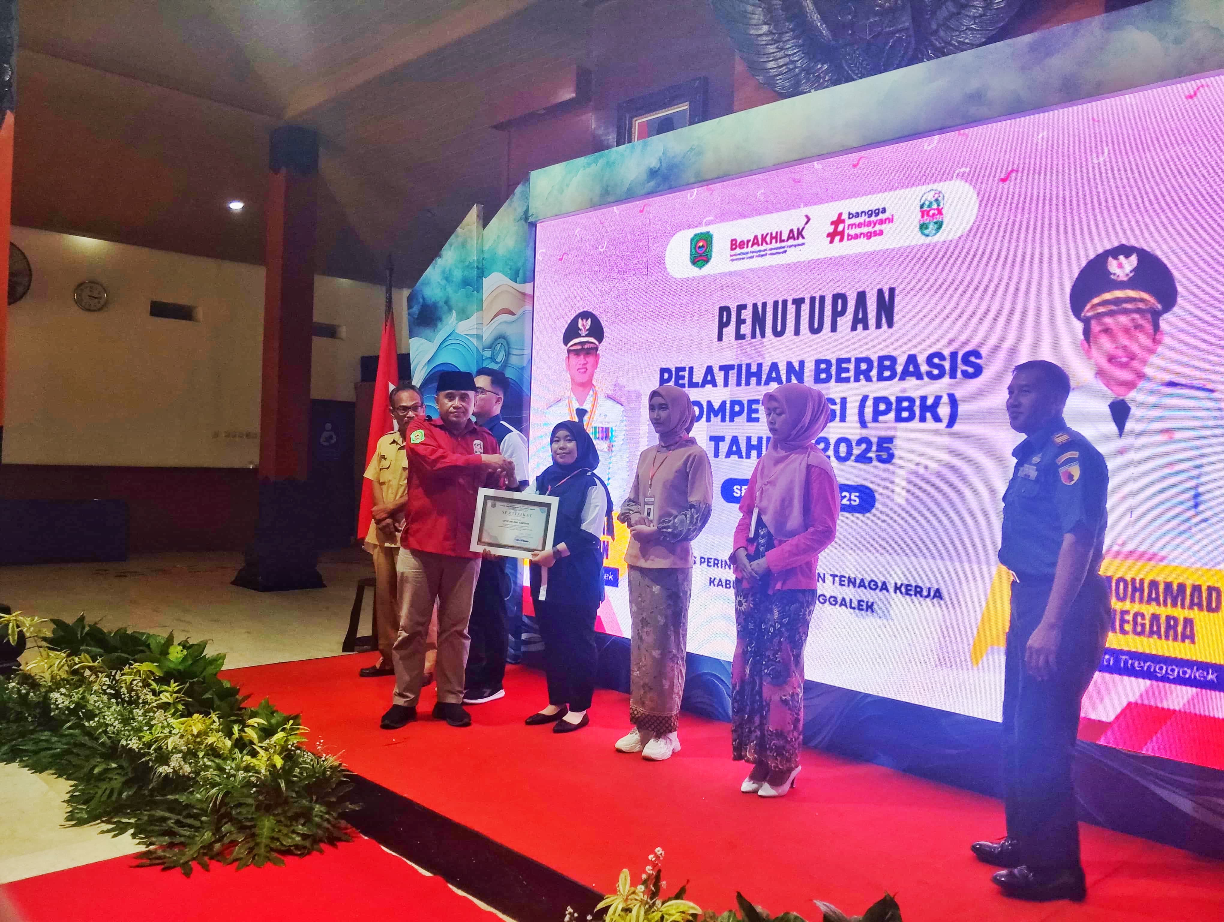 Disperinaker Trenggalek berikan pelatihan kerja berbasis kompetensi pada 100 peserta.