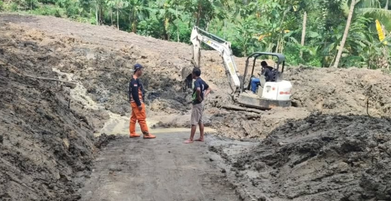 Proses pembersihan material longsor di Kecamatan Panggul