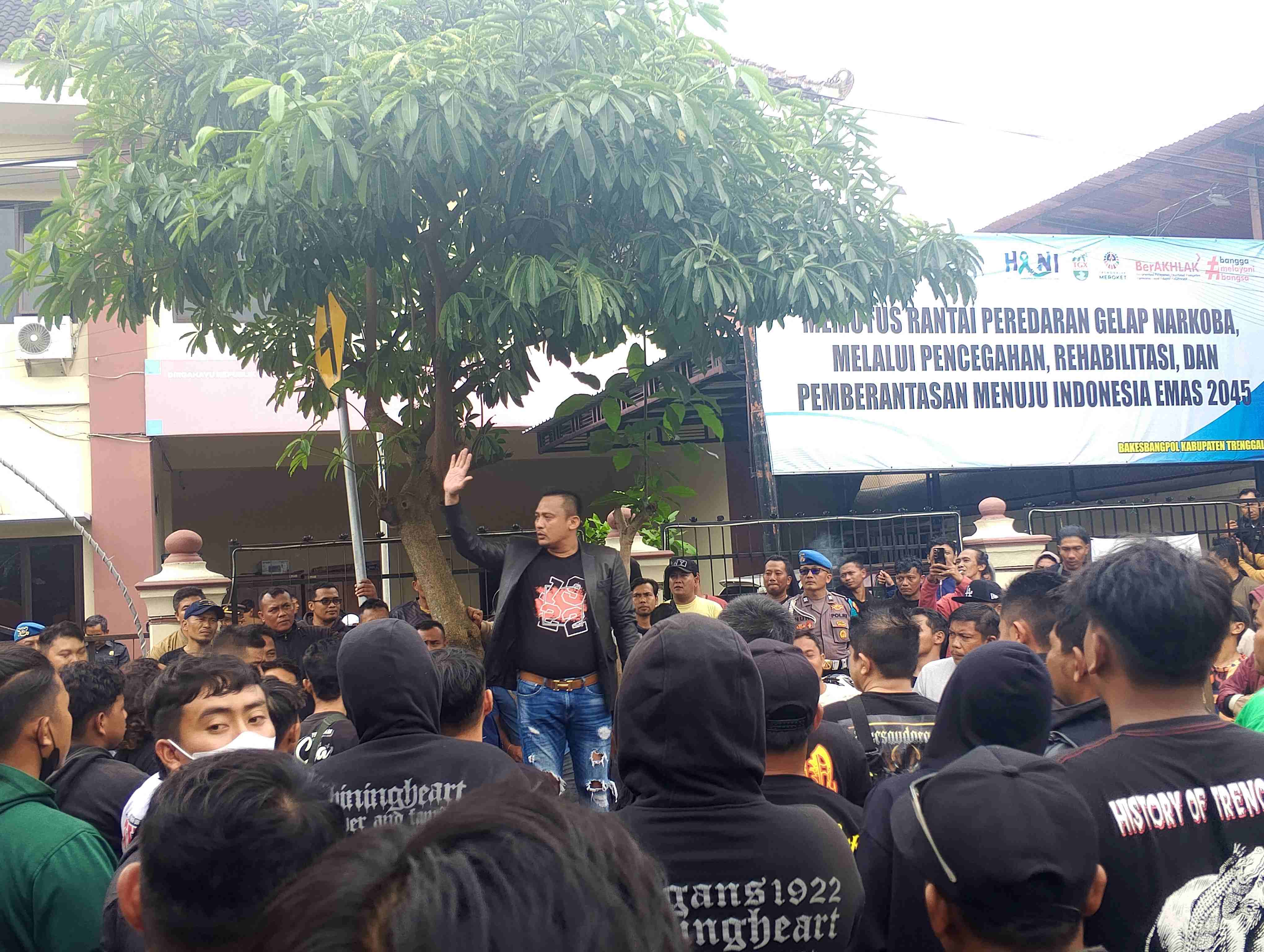 PSHT Trenggalek Parluh 17 tuntut pengesahan warga PSHT Parluh 16 di Trenggalek tidak diberi izin.