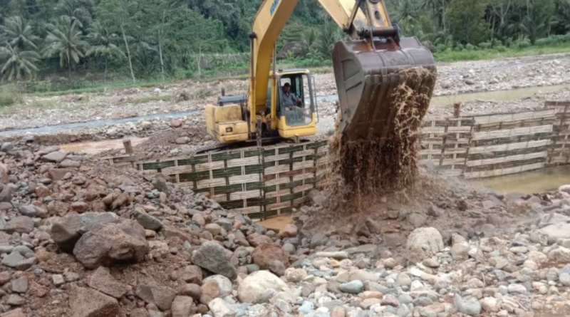 Proses pemasangan betek kayu di TPJ yang ambrol untuk mencegah banjir