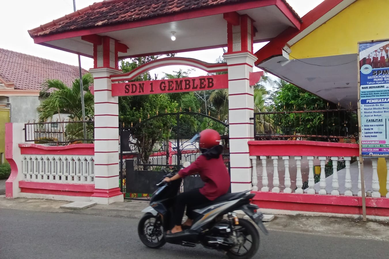 Pintu gerbang masuk SDN 1 Gembleb yang pada tahun ini hanya ada satu pendaftar di kelas 1. (MZ UNTUK RADAR TRENGGALEK)