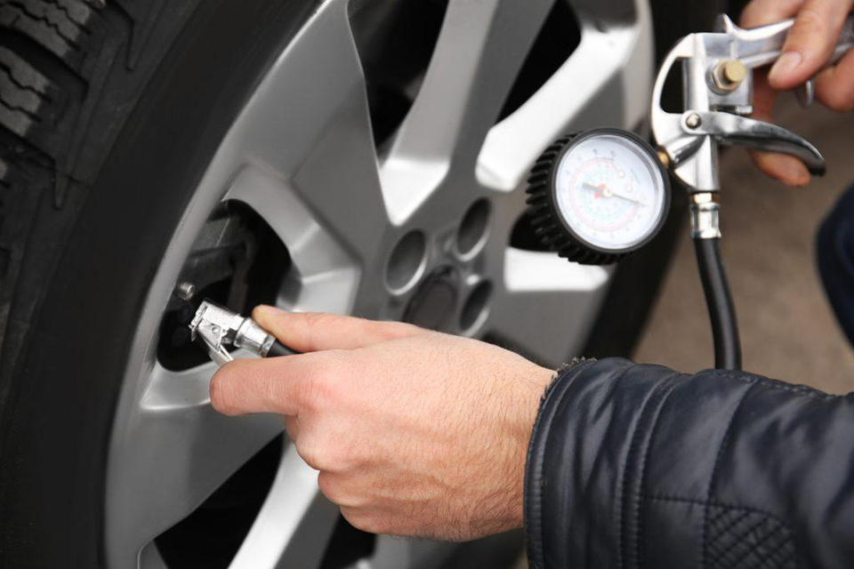 Ban mobil terlihat empuk tapi bisa menahan beban berat.