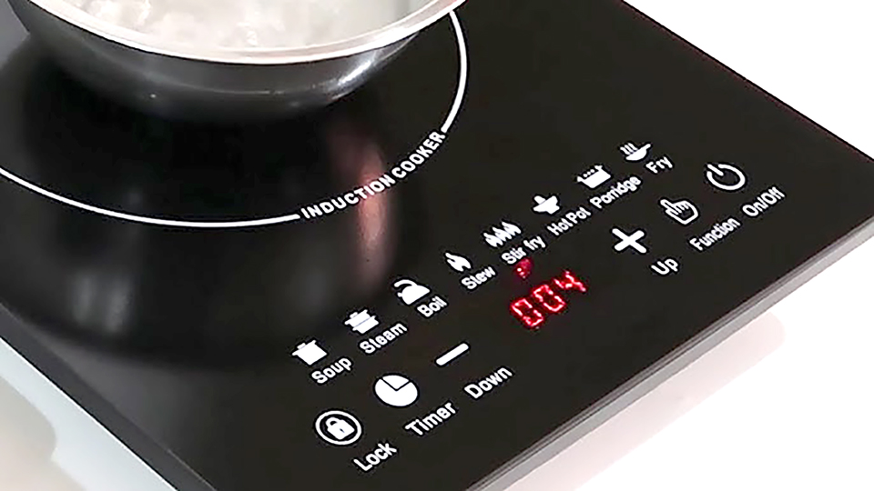 Timer di kompor induksi yang bekerja sangat akurat.
