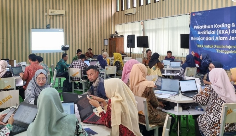 Para guru di Trenggalek ketika melaksanakan pelatihan literasi digital