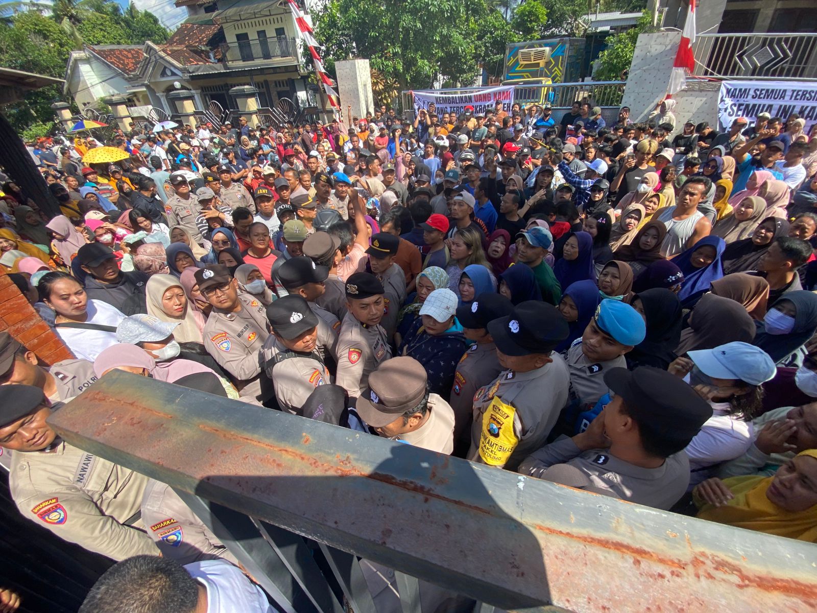 Anggota KSPP Syariah Madani kembali menggelar aksi unjuk rasa pada Rabu (9/7/2025). (DR PERDANA/RADAR TRENGGALEK)