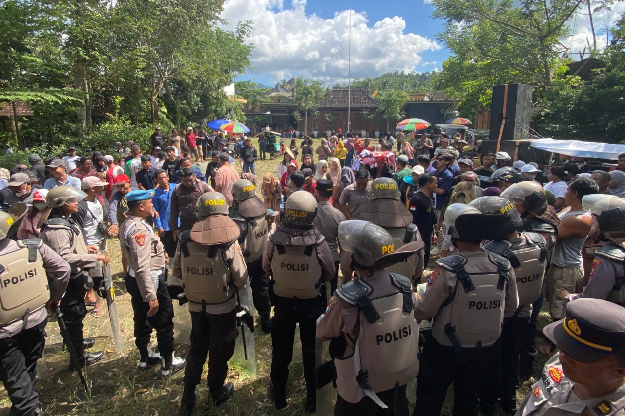 Suasana bagian dalam kantor pusat KSPP Syariah Madani yang dipenuhi anggota dan aparat kepolisian yang berjaga. (DR PERDANA/RADAR TRENGGALEK)