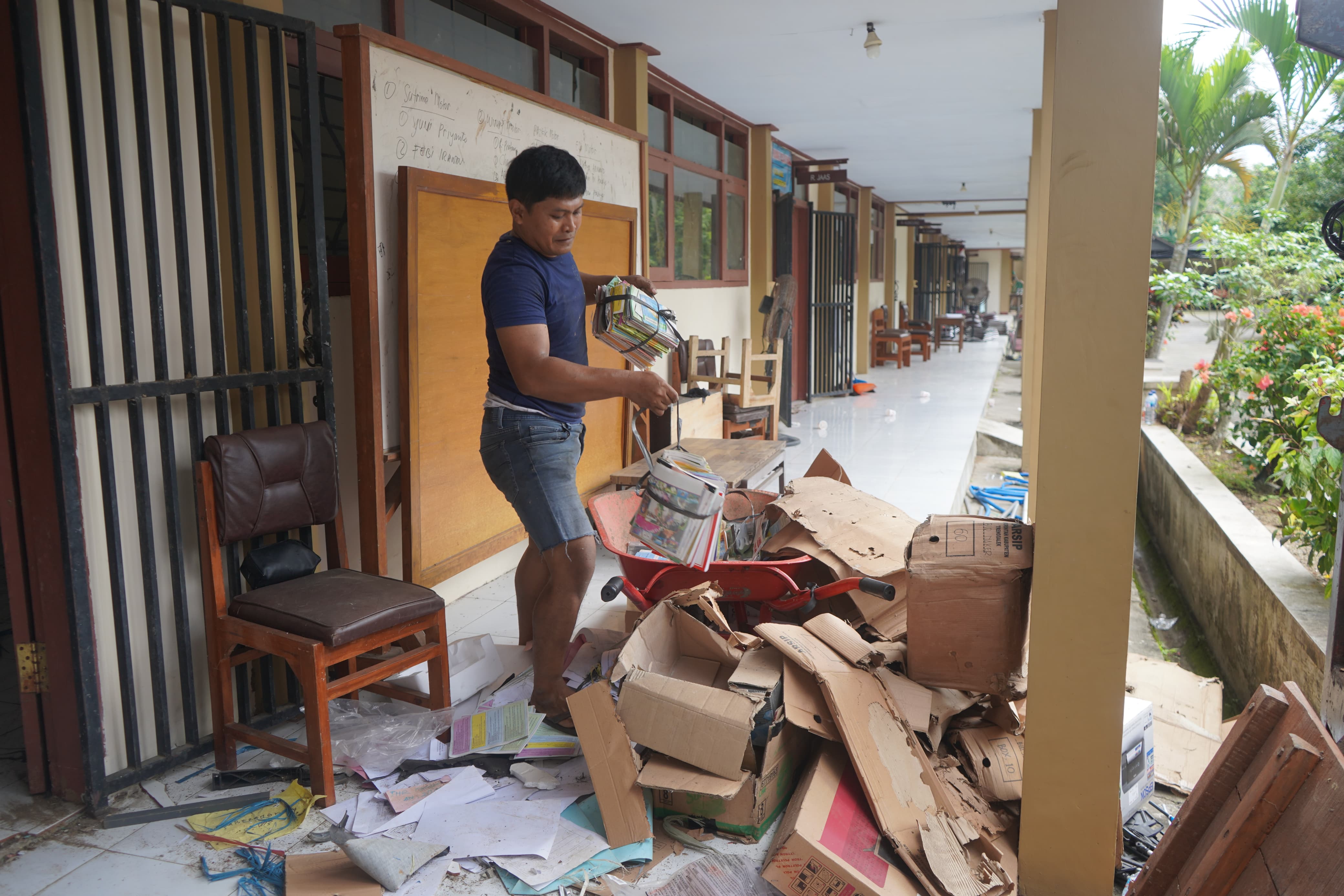 Proses pengosongan Gedung BLK yang akan digunakan untuk lokasi Sekolah Rakyat sementara waktu.