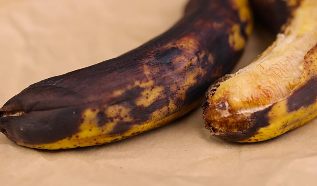 Pisang menghitam adalah hasil reaksi kimia alami.