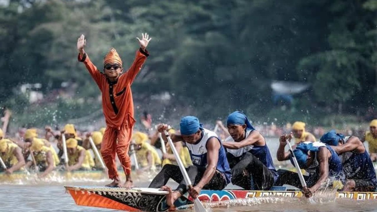 Aura farming dari tradisi pacu jalur yang kini jadi tren internasional di dunia
