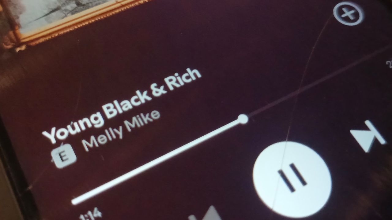 Lagu Young Black and Rich milik Melly Mike viral berkat tren aura farming dari pacu jalur.