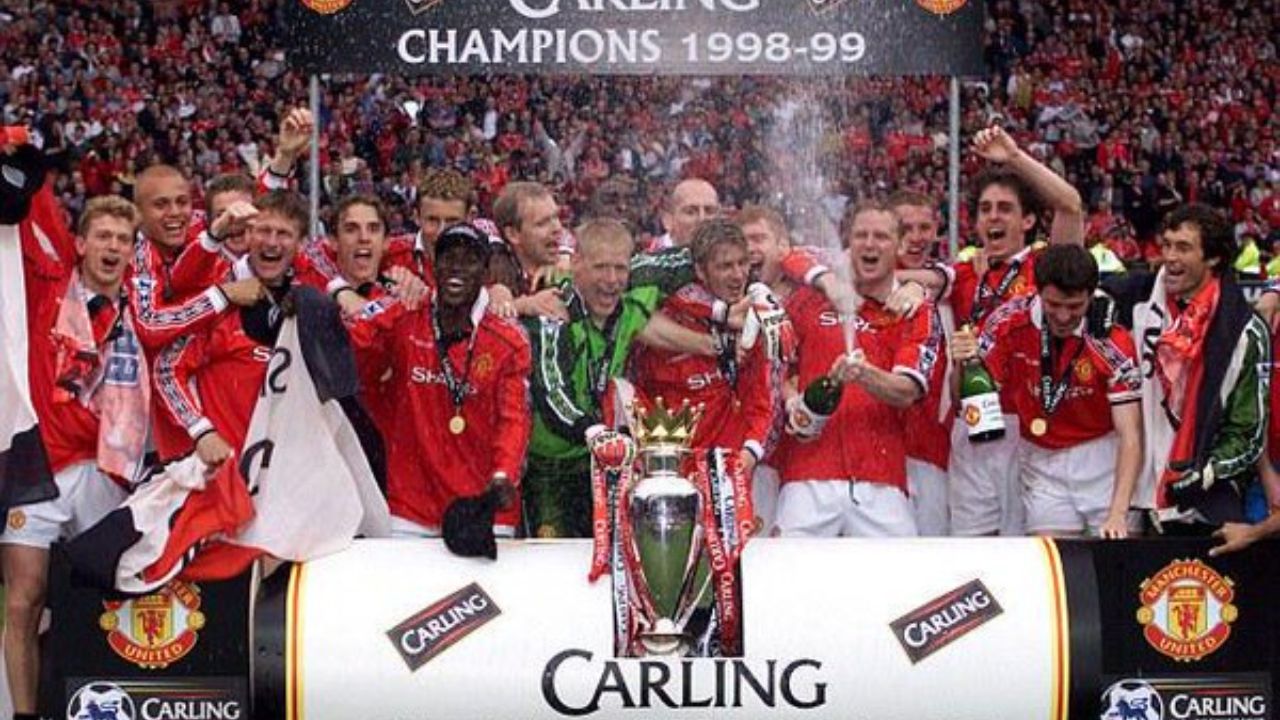 Manchester United 1998/99 terpilih jadi tim sepak bola terbaik.
