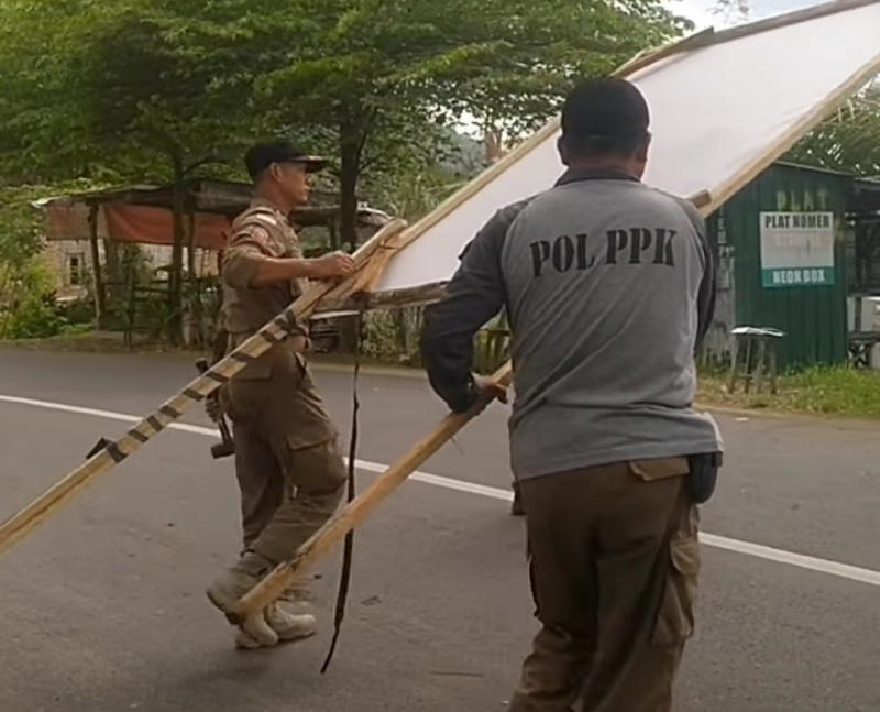 Petugas Satpol PPK Trenggalek ketika melakukan penertiban reklame di wilayah Gandusari dan Kampak.