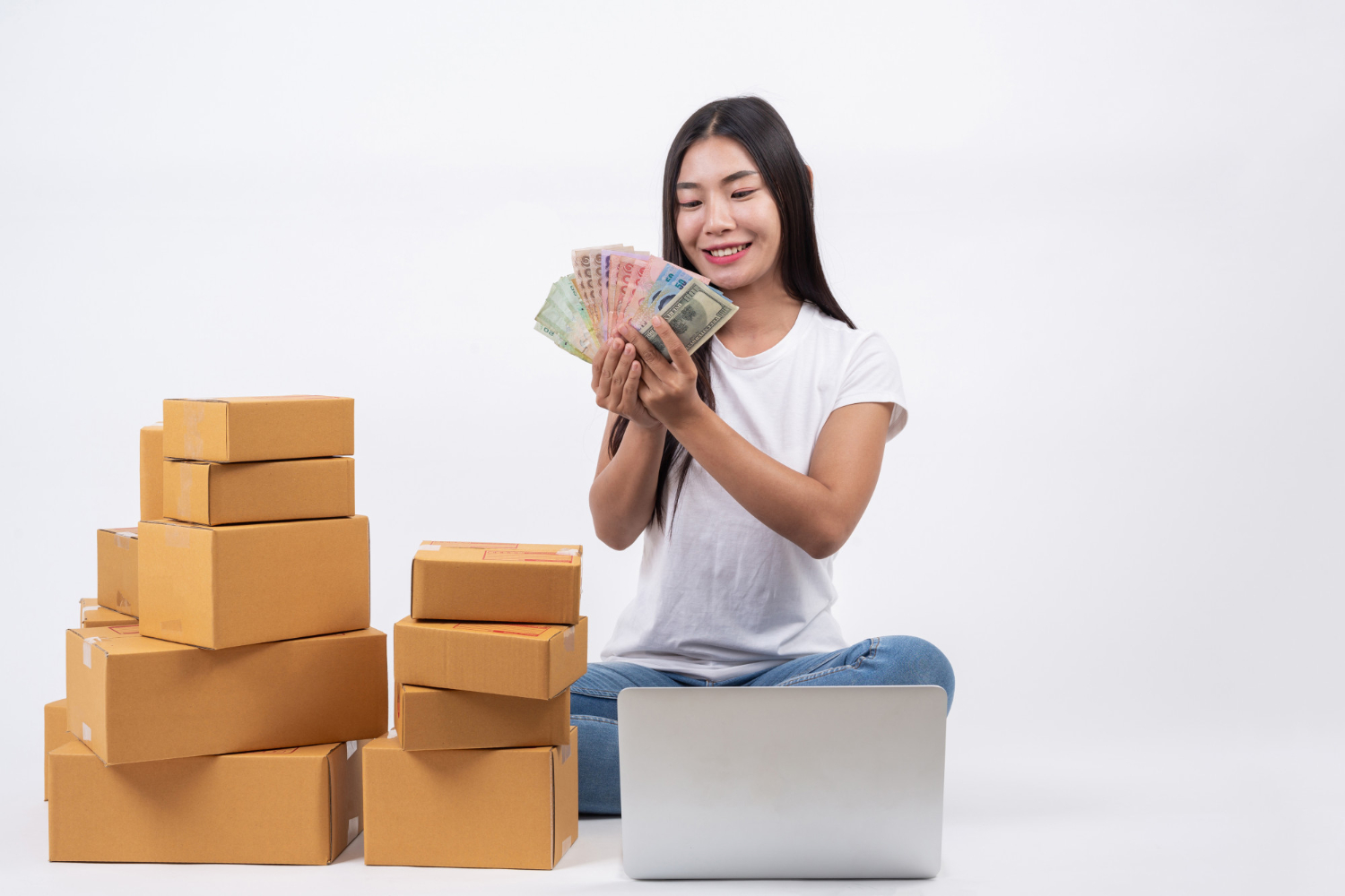 Seorang karyawan bisa mendapat penghasilan tambahan jika peka. (JCOMP/FREEPIK)