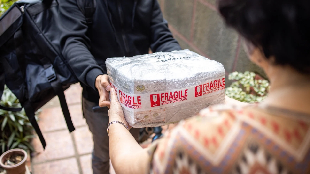 Ilustrasi kurir mengantar paket resi JO dan resi 13 dengan modus penipuan paket COD dan paket kosong.