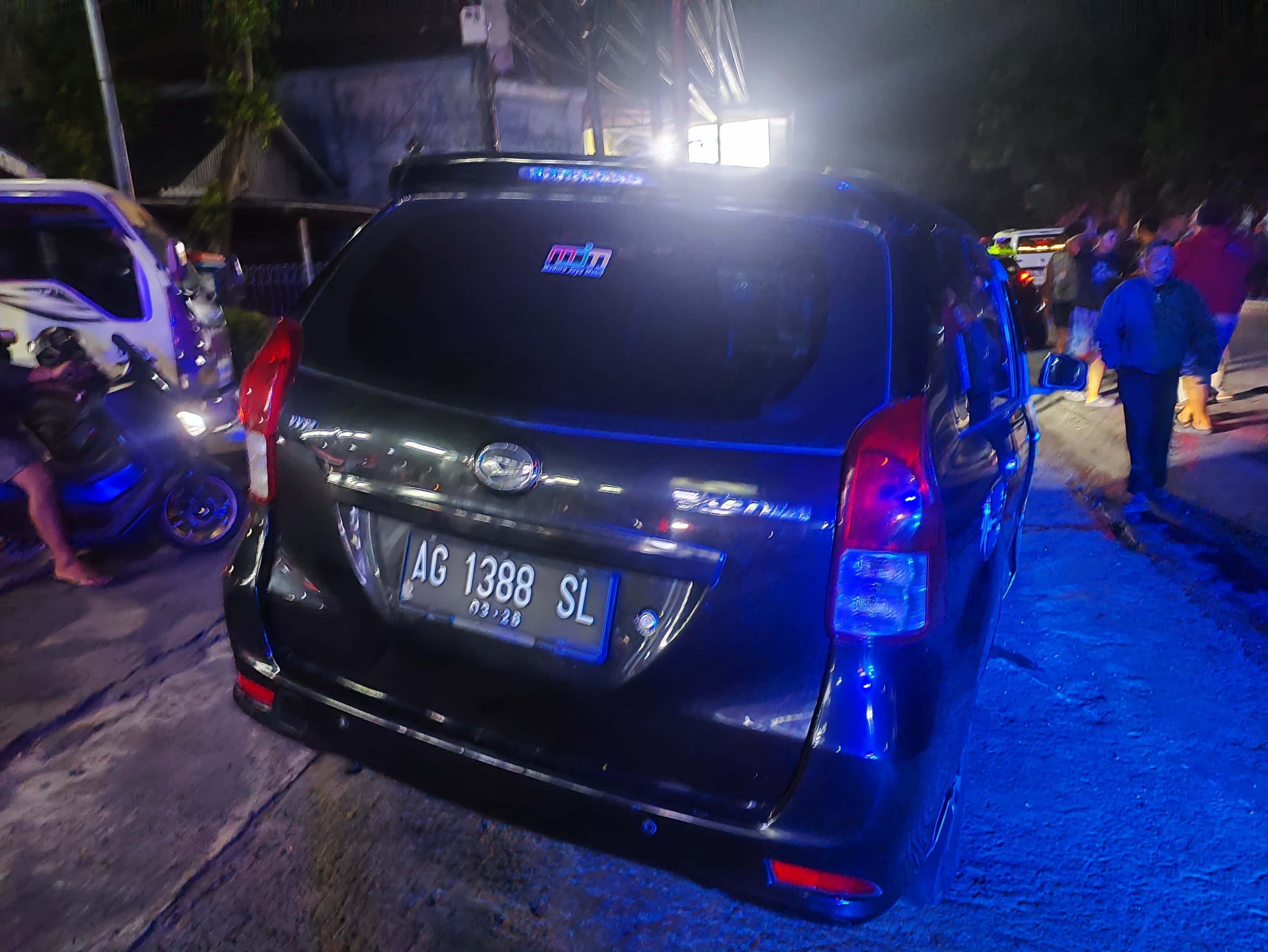 Mobil Daihatsu Xenia yang terlibat kecelakaan di Desa Karangsoko, Kecamatan Trenggalek pada Sabtu malam (12/7/2025).