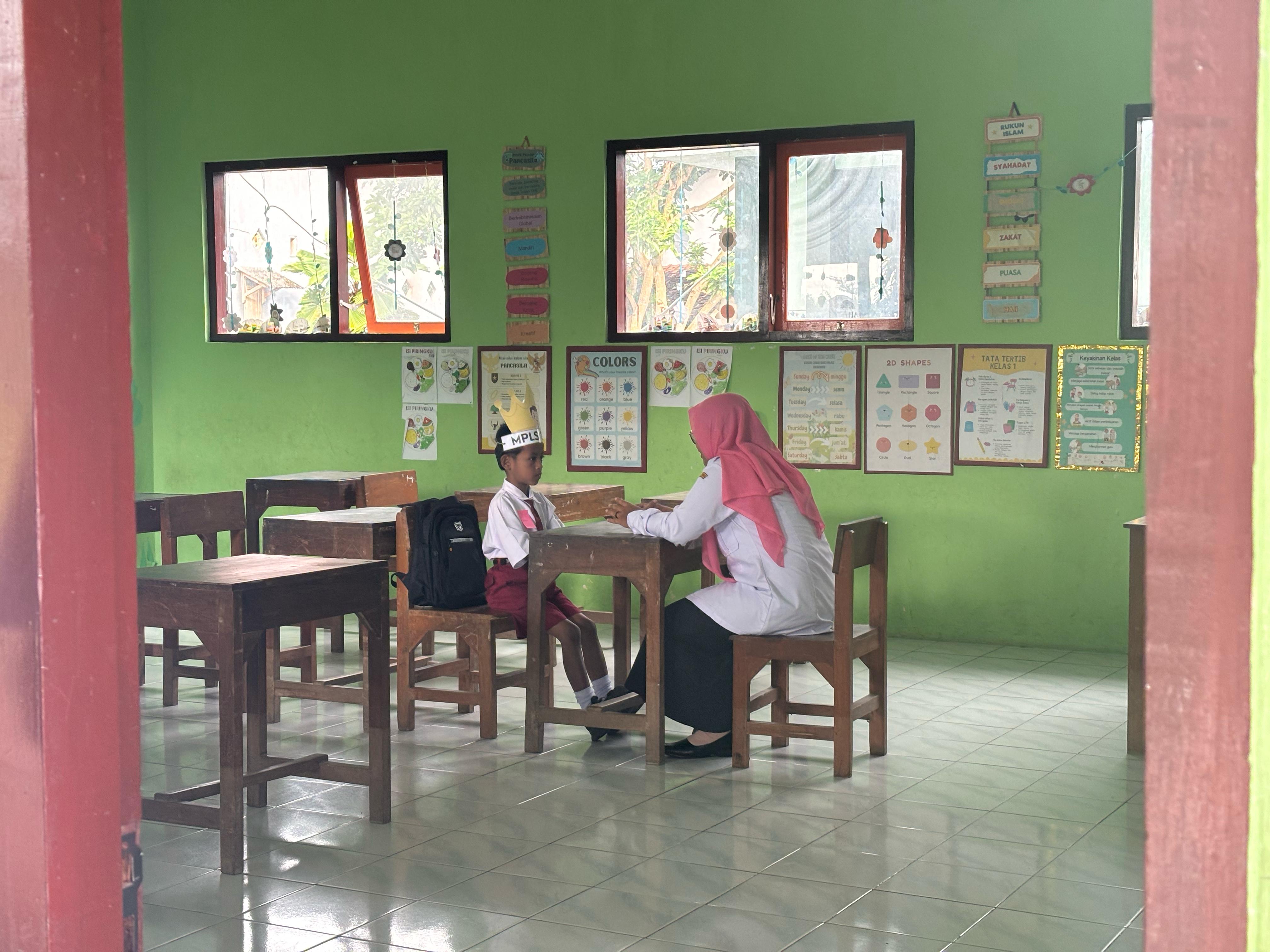 Ruangan kelas SDN 1 Kendalrejo , hanya ada satumurid di tahun ajaran baru ini.
