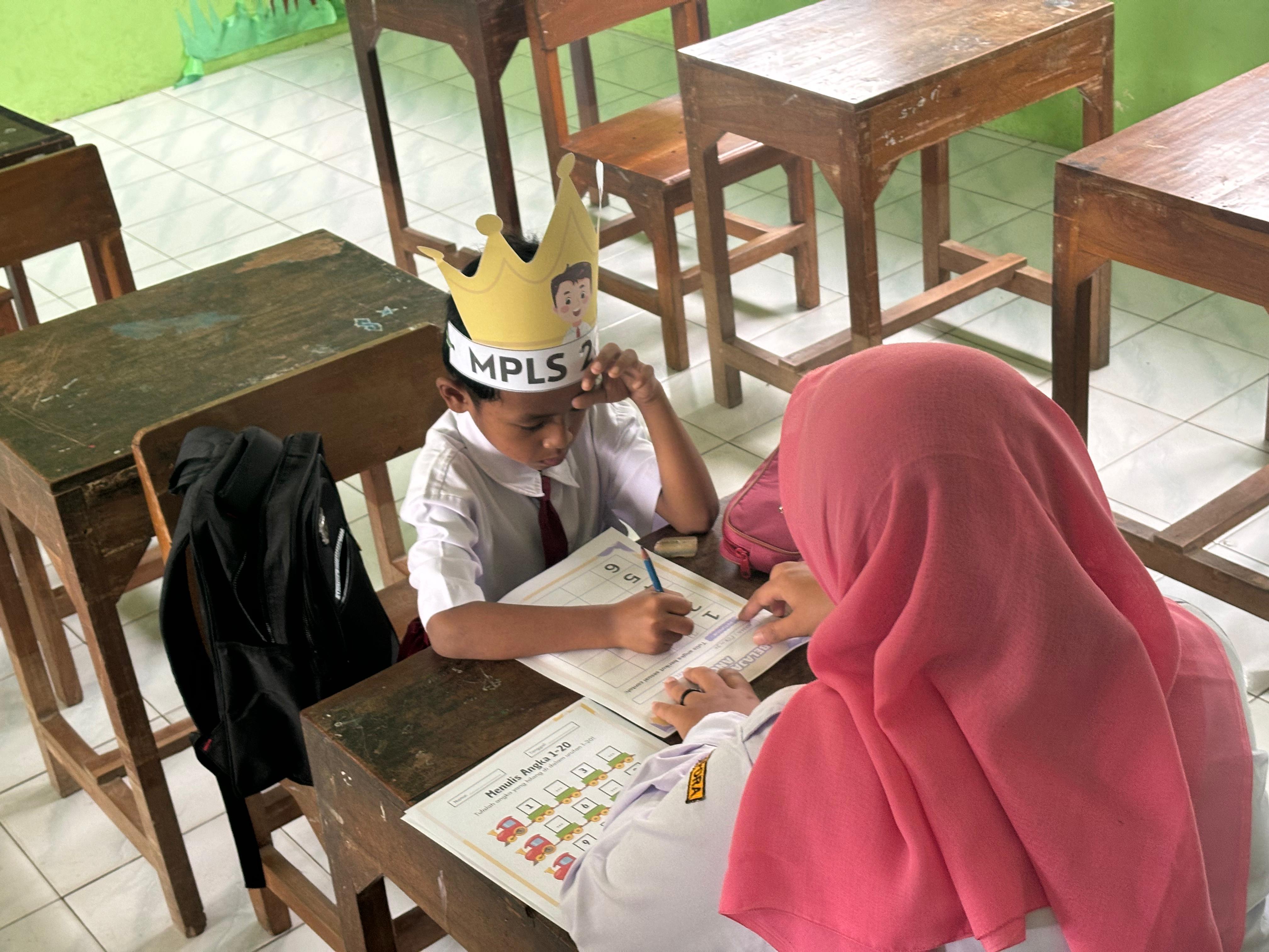 Kegiatan MPLS, seperti tur sekolah dan outbound, membantu siswa baru beradaptasi dan berinteraksi.