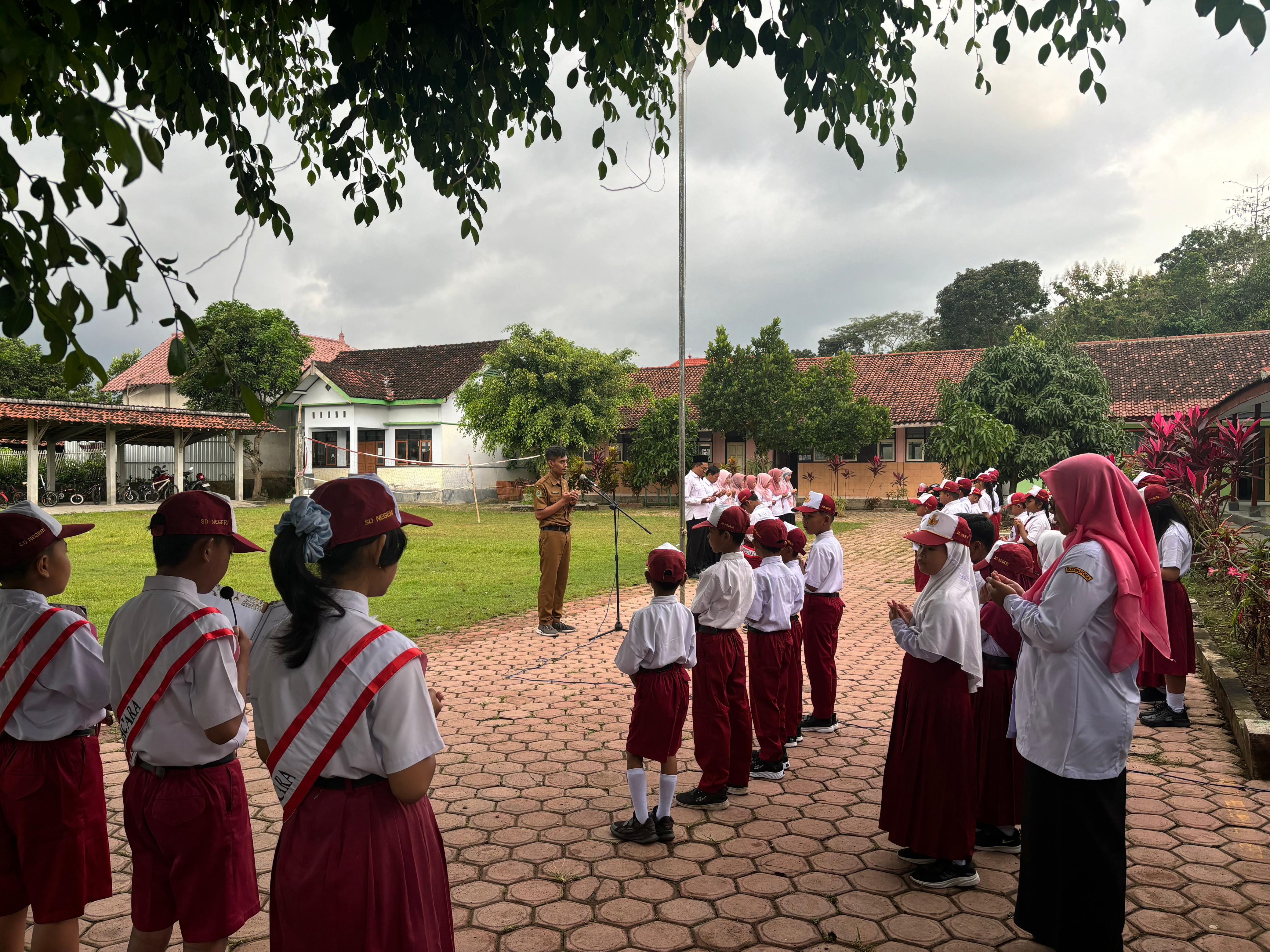MPLS mengurangi kecemasan, meningkatkan percaya diri, dan membentuk keterampilan sosial siswa baru dengan efektif.