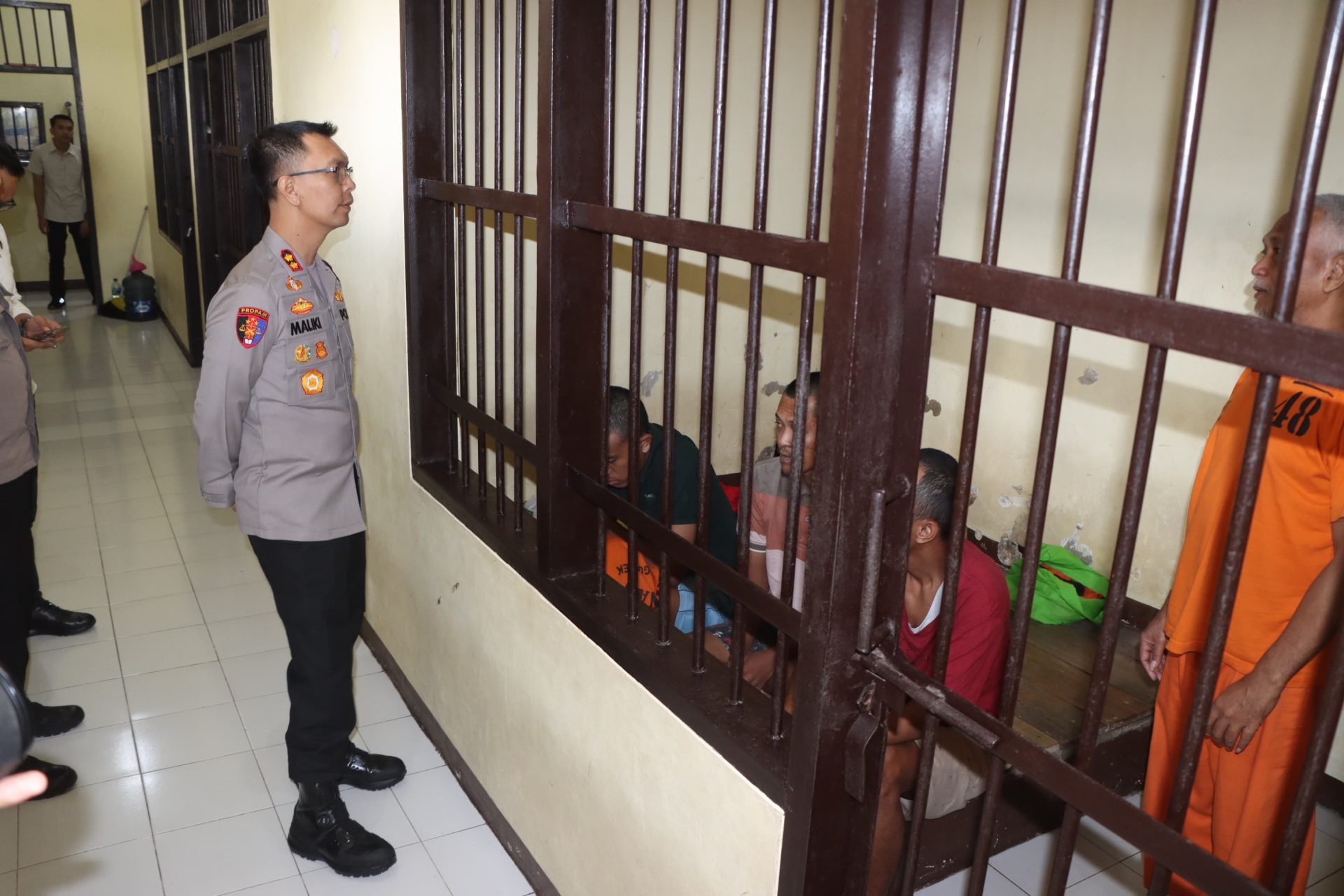 Kapolres Trenggalek ketika melakukan sidak di ruang tahanan.