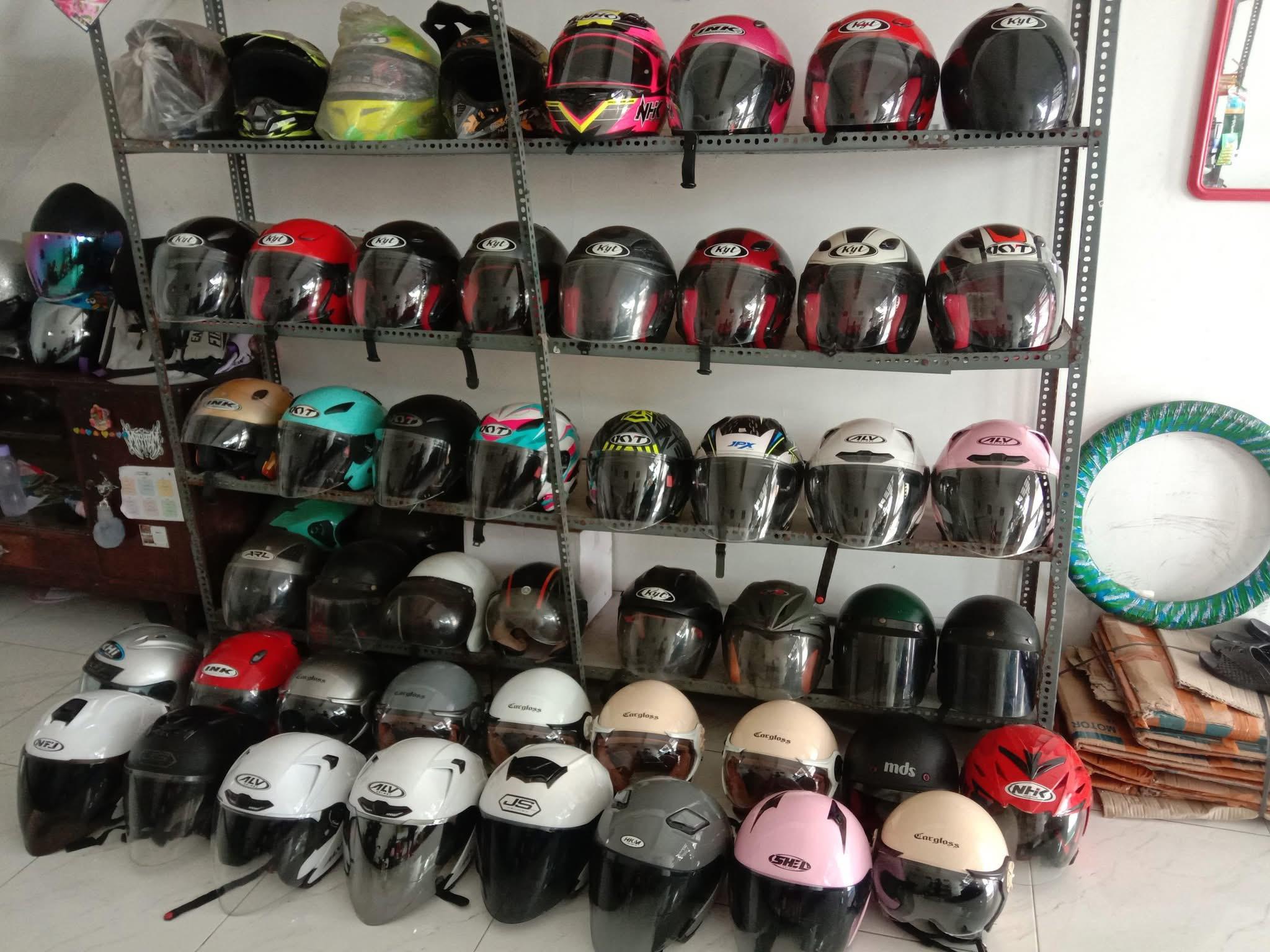 Sebagian besar merek helm di pasaran hanya terdiri tiga huruf. (LABAS JAYA HELM/FACEBOOK)